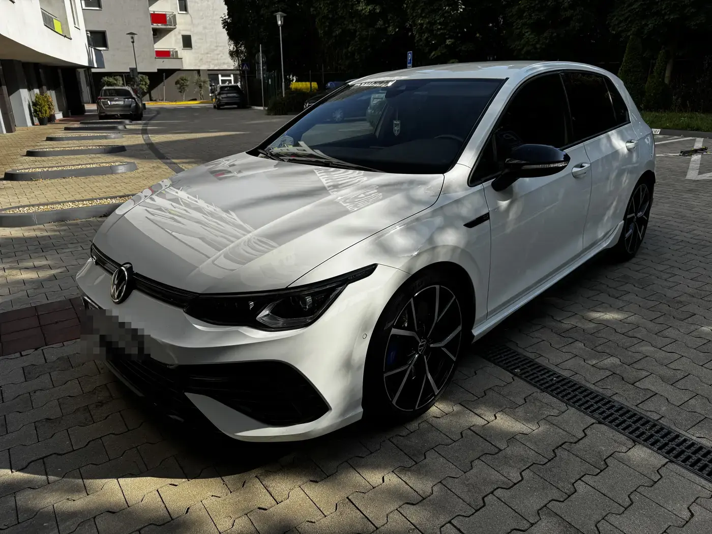 Technik kontroluje vozidlo Volkswagen Golf pred kúpou
