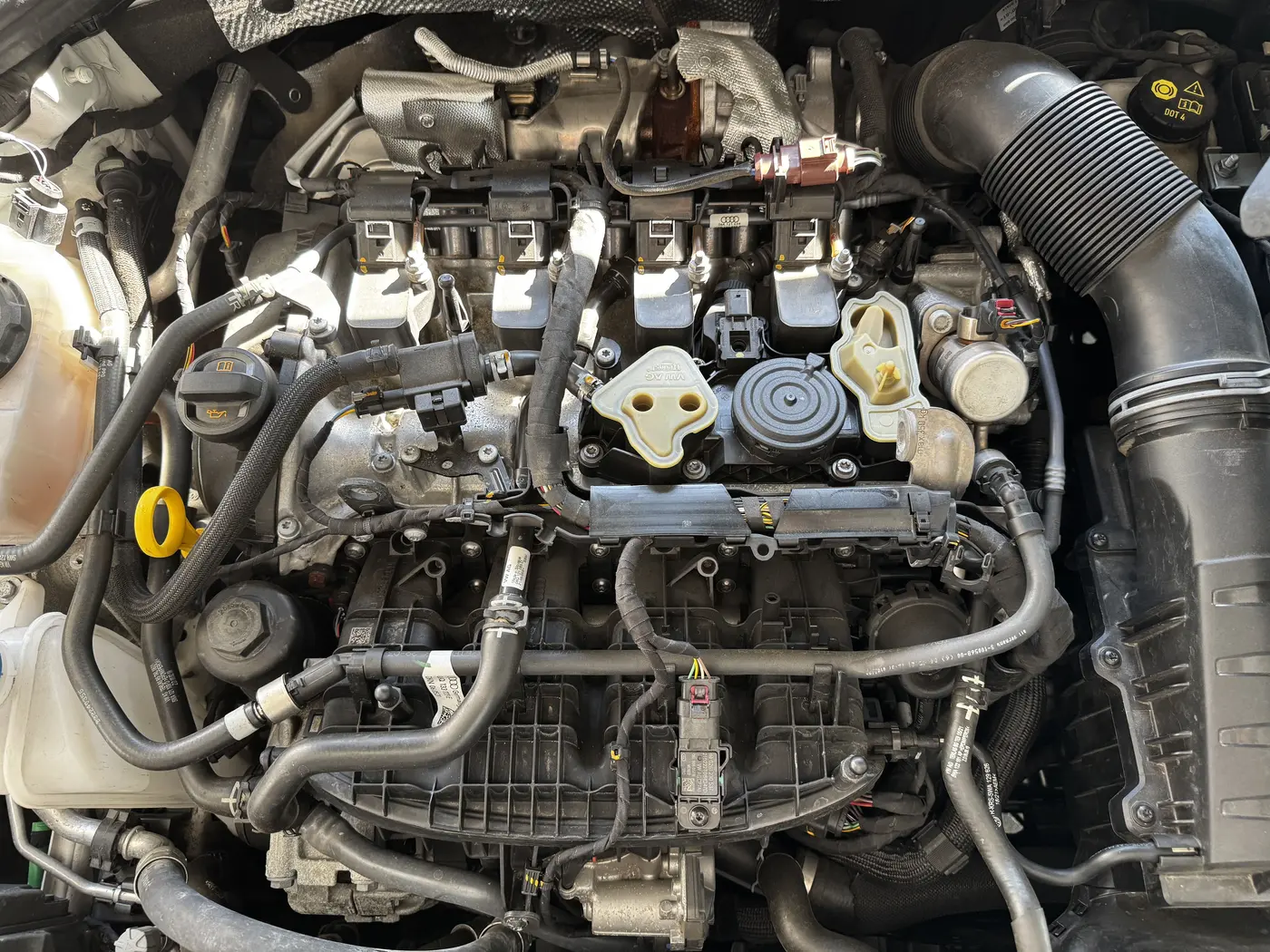 Technik kontroluje motorový priestor vozidla pri otvorenej kapote