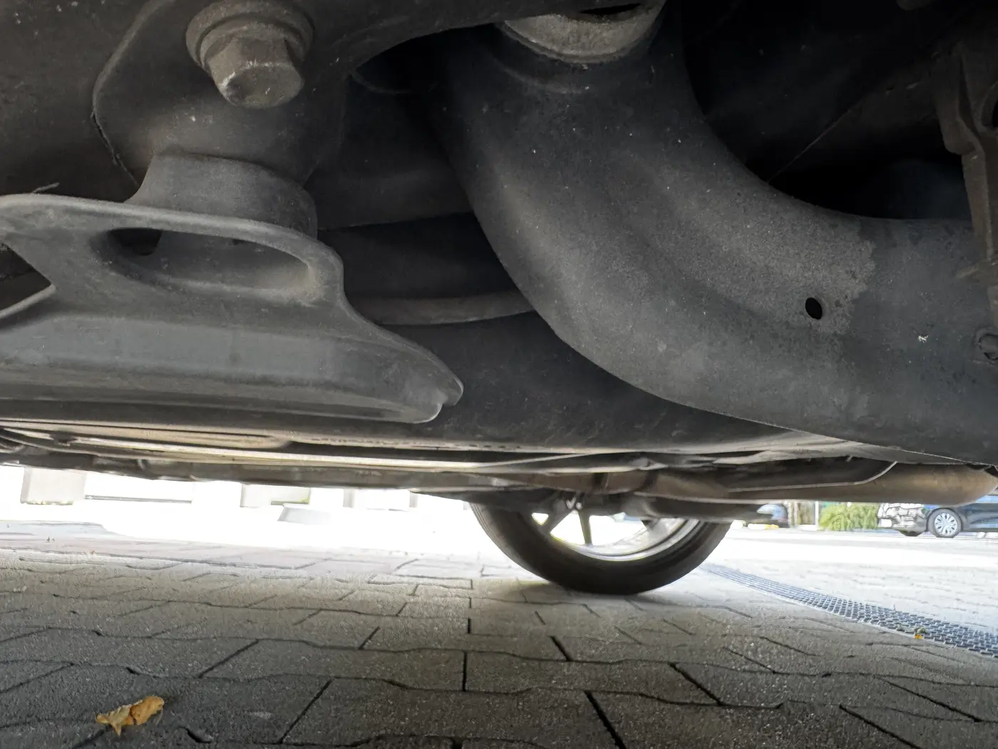 Technik kontroluje mechanické časti podvozku vozidla