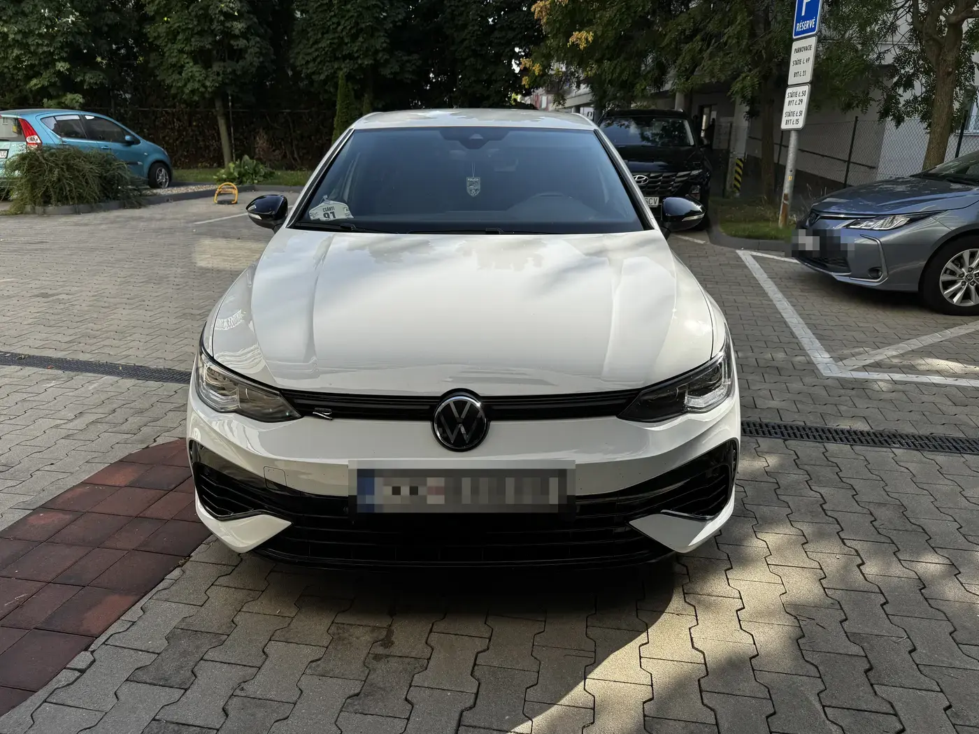 Biele vozidlo pripravené na kontrolu prednej časti karosérie
